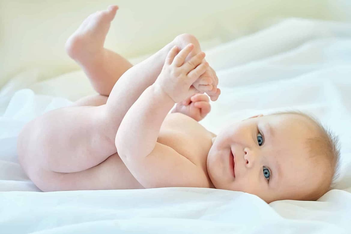 Baby lernt eigenen Körper kennen