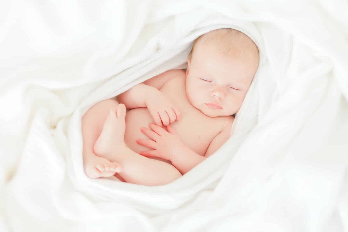 Schlafendes neugeborenes Baby