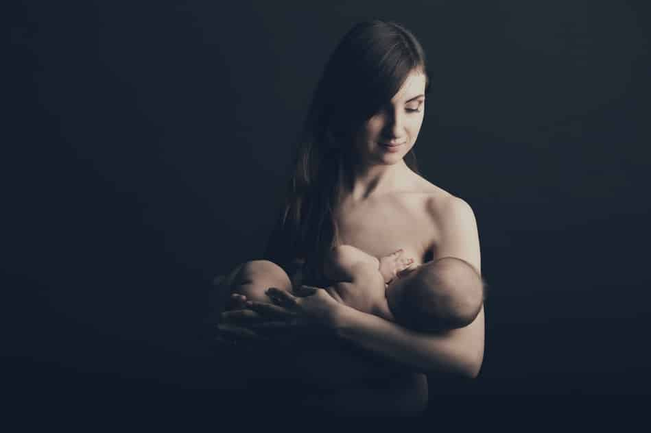 Junge Mutter gibt Baby die Brust