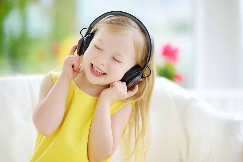 Fröhliches Kind hört Musik
