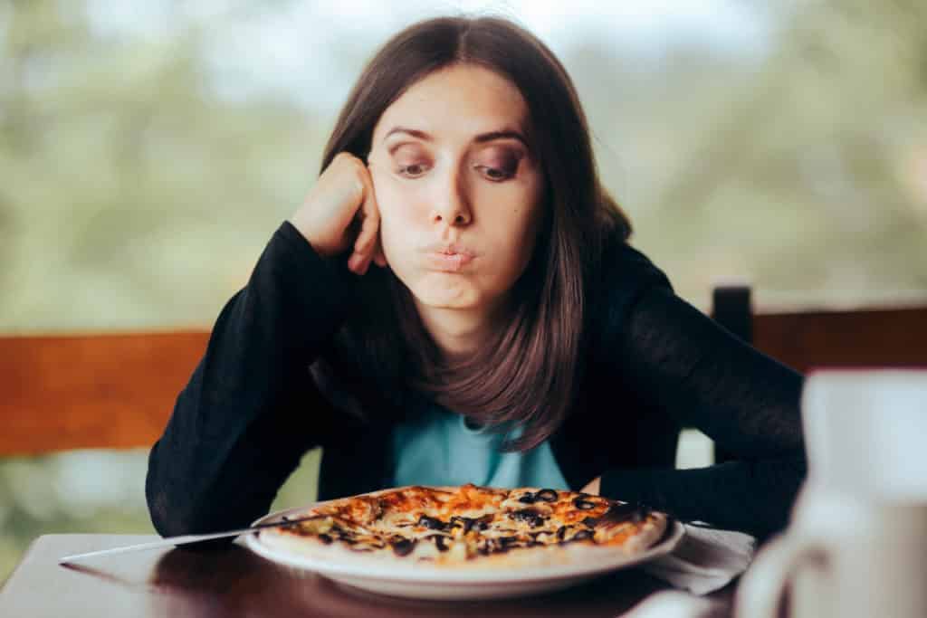 Frau mit Pizza auf Teller