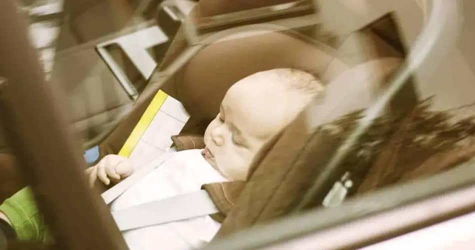 Baby bei Hitze im Auto