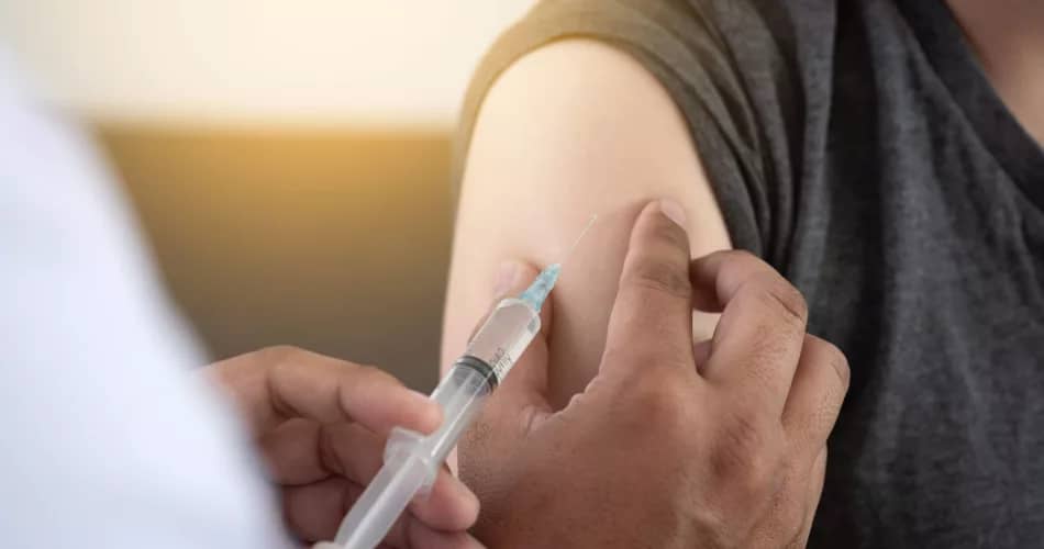 Impfung mit Spritze