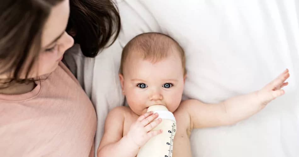 Baby trinkt Flaschenmilch