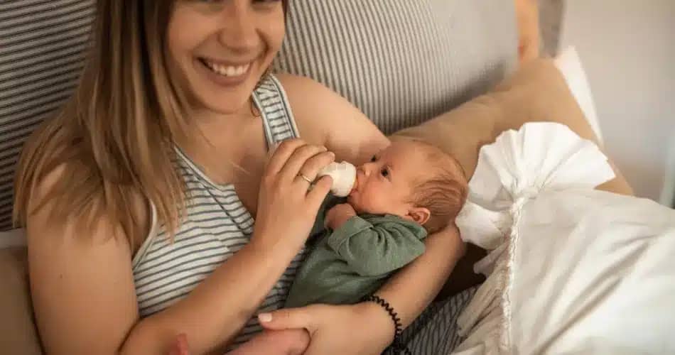 Mutter und Säugling mit Fläschchen